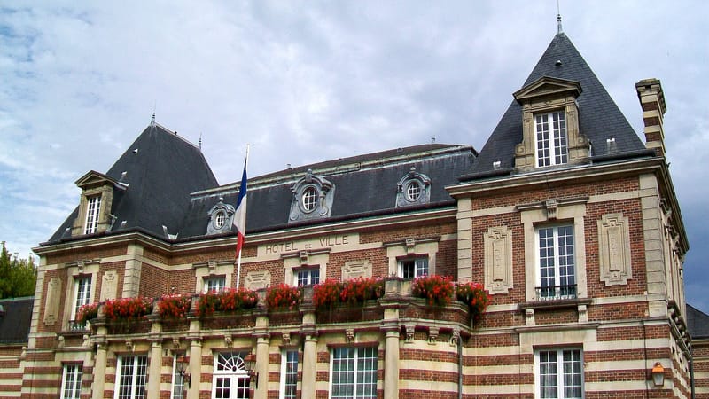 Crépy-en-Valois — Crépy-en-Valois (60), Hôtel de ville, façade ouest
