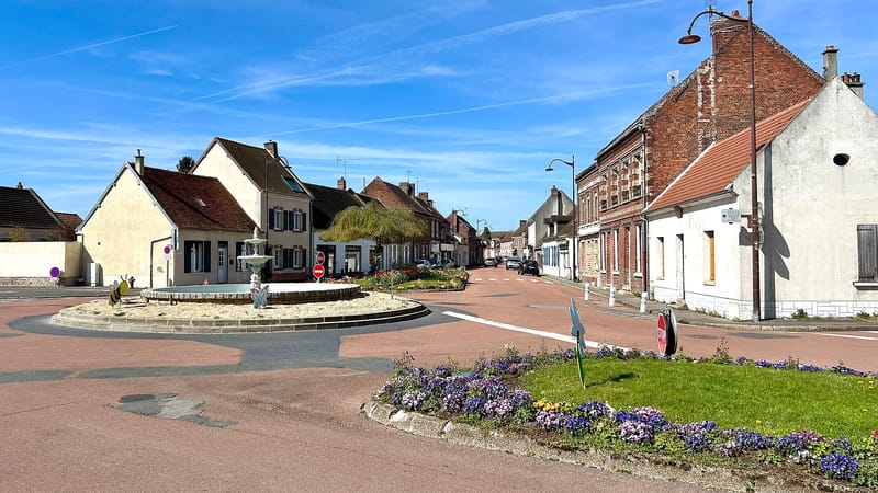 Estrées-Saint-Denis — Estrées-Saint-Denis - place Charles De Gaulle