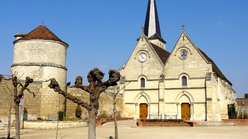 Lacroix-Saint-Ouen — Lacroix-Saint-Ouen (60), église Saint-Ouen et colombier