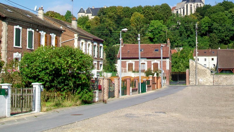 Montataire — Montataire (60), cité Louis-Blanc, château et collégiale