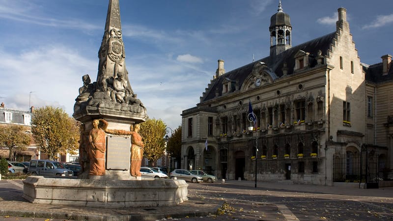 Noyon — Noyon-Hôtel de ville (Place)
