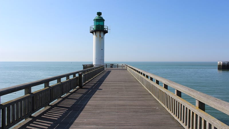 Calais — Jetée ouest et son phare vert à l'entrée du port de Calais