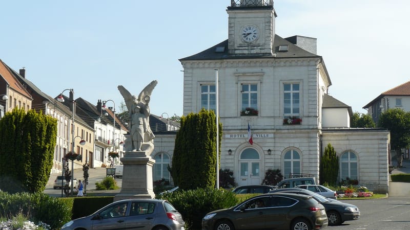Fruges — Fruges mairie et monument aux morts