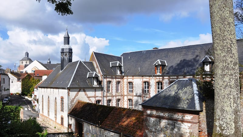 Montreuil-sur-Mer — Vue depuis les remparts sur l'ancien orphelinat