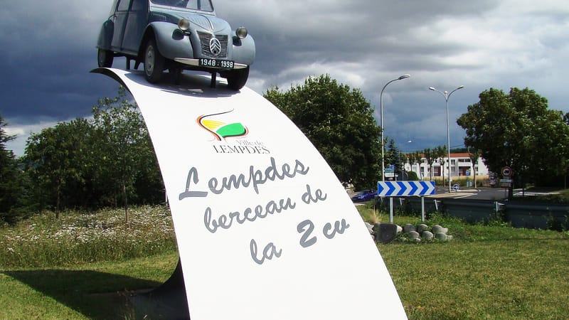 Lempdes — Monument commémoratif de l'invention de la 2CV à Lempdes