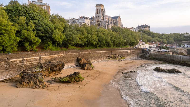 Biarritz — Église Sainte-Eugénie de Biarritz et plage du Port des Pêcheurs
