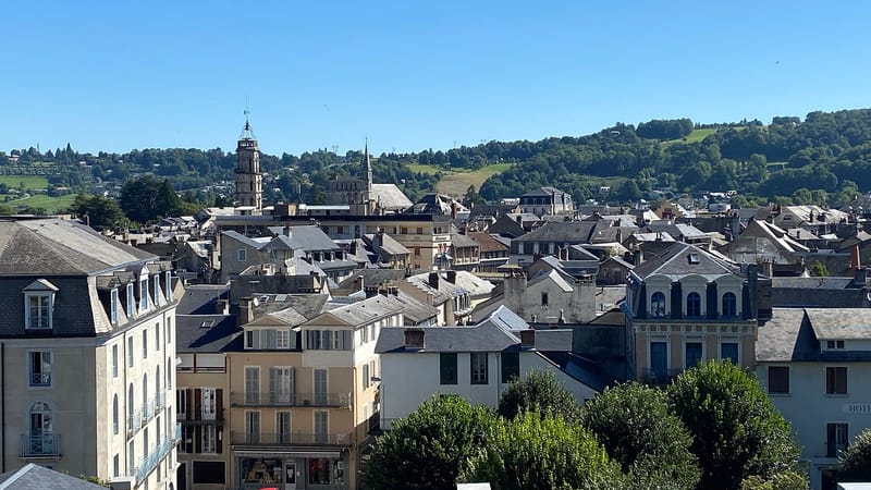 Bagnères-de-Bigorre — Vue générale de Bagnères-de-Bigorre (Tour des Jacobins et Église Saint-Vincent)