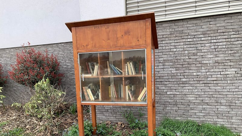 Eckbolsheim — Eckbolsheim - Place du Commerce - boîte à livres