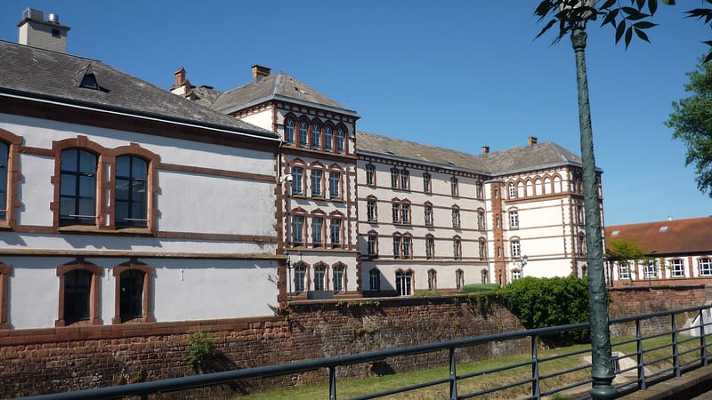 Haguenau — Lycée professionnel André Siegfried et école de musique (ancienne caserne) de Haguenau vu du Quai des Pêcheurs