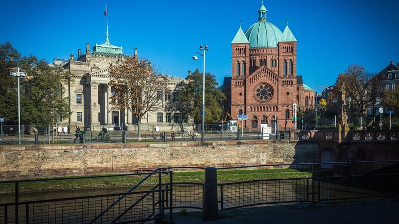Strasbourg — Strasbourg Palais de Justice et église Saint-Pierre-le-Jeune catholique novembre 2013