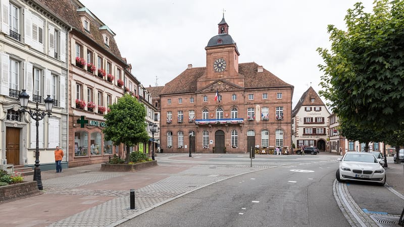 Wissembourg — Place de la Republique avec l,Hôtel de la ville et le Restaurant du Cygne, Wissembourg (Alsace, France)