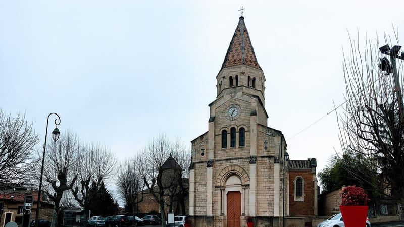 Limas — Vue face gd angle église Limas