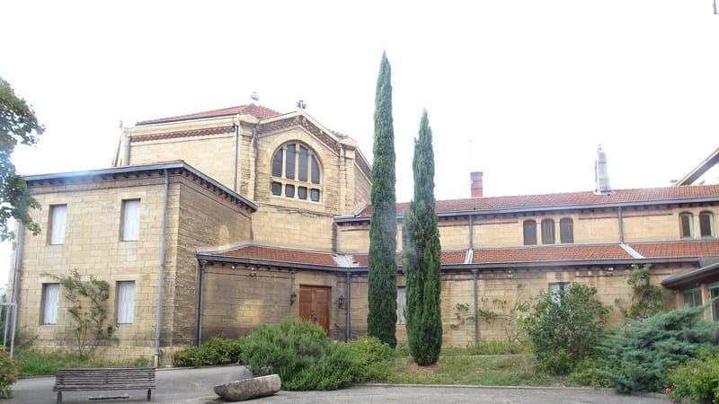 Oullins-Pierre-Bénite — Résidence cardinal Maurin église
