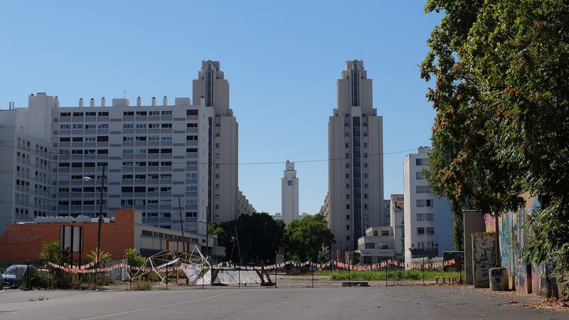 Villeurbanne — Vue espace libre rue Léon Chomel Gratte Ciel