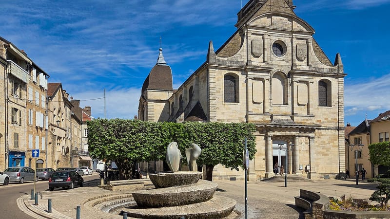 Vesoul — Vesoul, l'église Saint-Georges et la place de l'Église