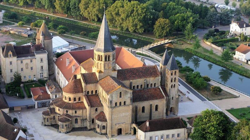 Paray-le-Monial — Paray-le-Monial, la basilique, vue aérienne