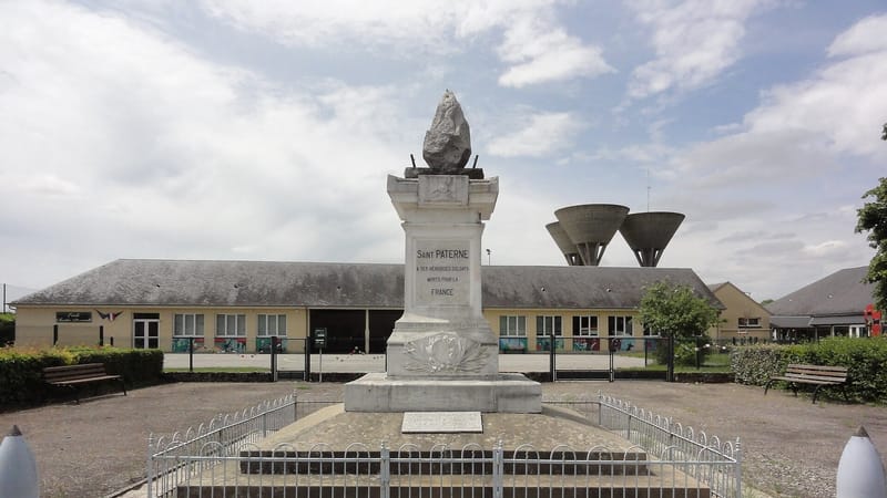Saint-Paterne - Le Chevain — Saint-Paterne (Sarthe) monument aux morts