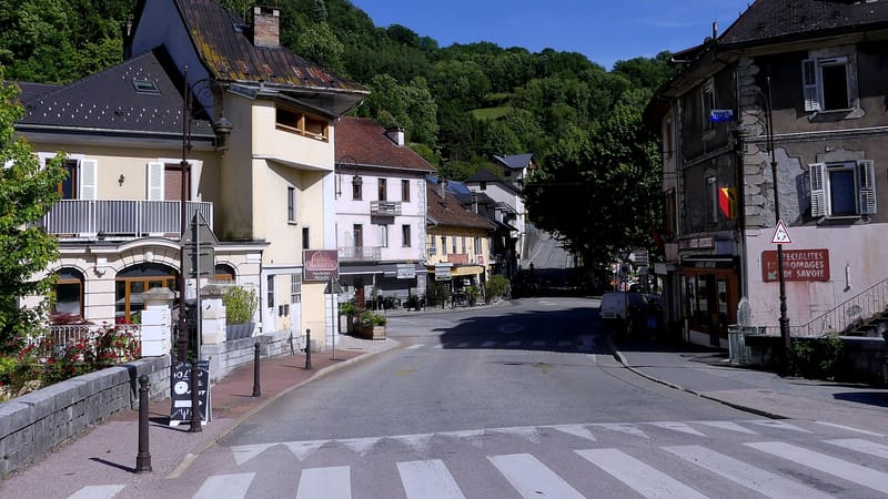 Albertville — Place Charles-Albert à Albertville en soirée (mai 2025)