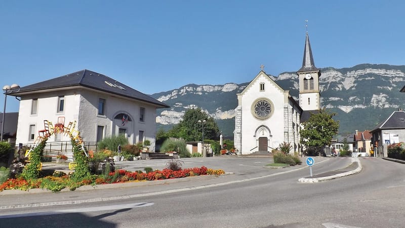 Le Bourget-du-Lac — Mairie et église de Viviers-du-Lac (2016)