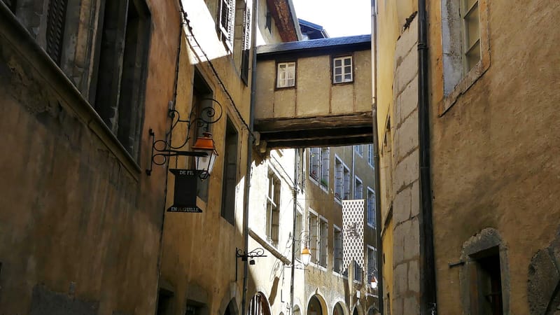 Chambéry — Rue Basse du Château à Chambéry au matin (2017)