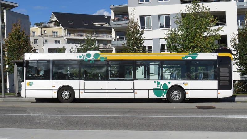 La Motte-Servolex — Iveco Urbanway 12 n°2053 (vue latérale gauche) - Stac (De Gaulle, La Motte-Servolex)