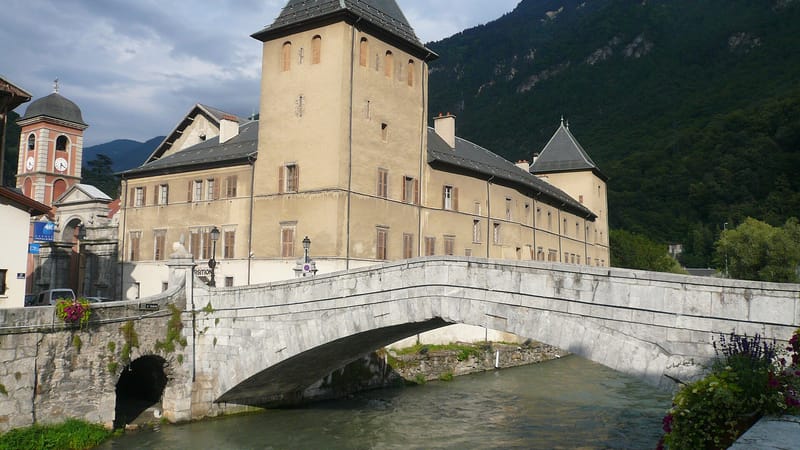 Moûtiers — Ancien évêché et vieux pont de Moutiers (73)