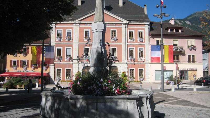 Bonneville — Fontaine et Mairie