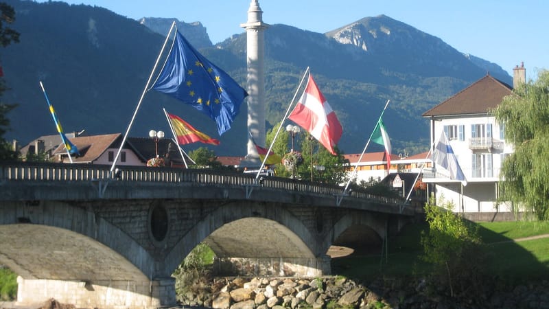 Bonneville — Colonne Charles Félix et pont de l'Europe