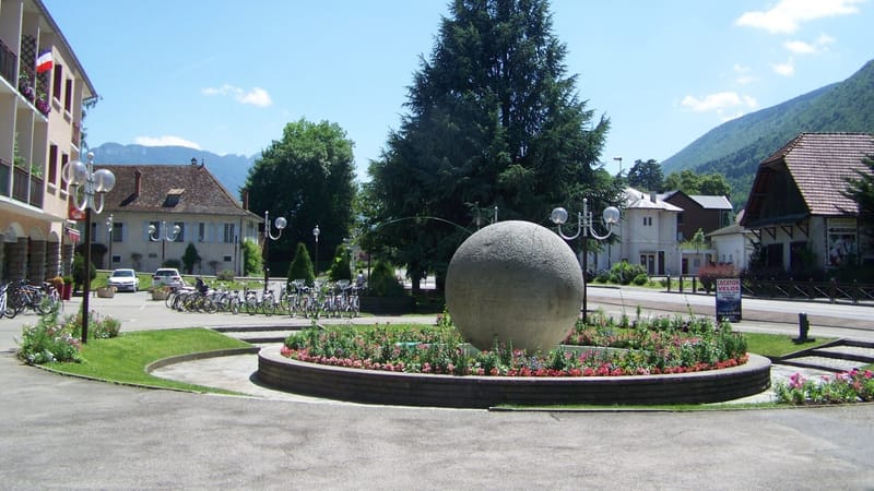 Sevrier — Sevrier - Place de la Mairie