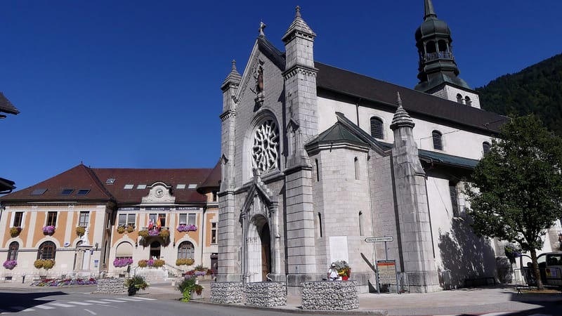 Thônes — Mairie et église de Thônes en fin d'après-midi (août 2026)