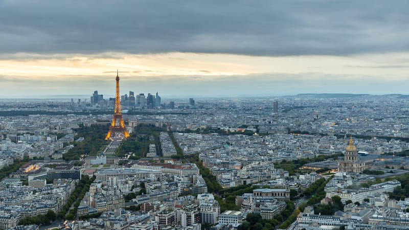 Paris 7e Arrondissement — Panoramic view on the illuminated 7th arrondissement of Paris at sunset in France