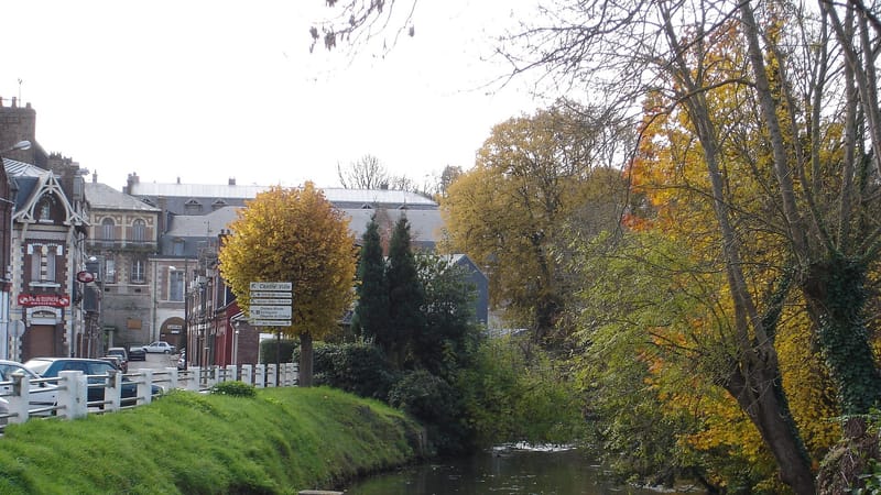 Eu — La Bresle au centre d'Eu (vue vers l'aval)