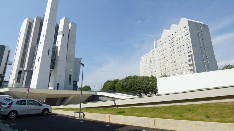 Le Grand-Quevilly — Les pics et un immeuble du quartier Kennedy de Grand Quevilly