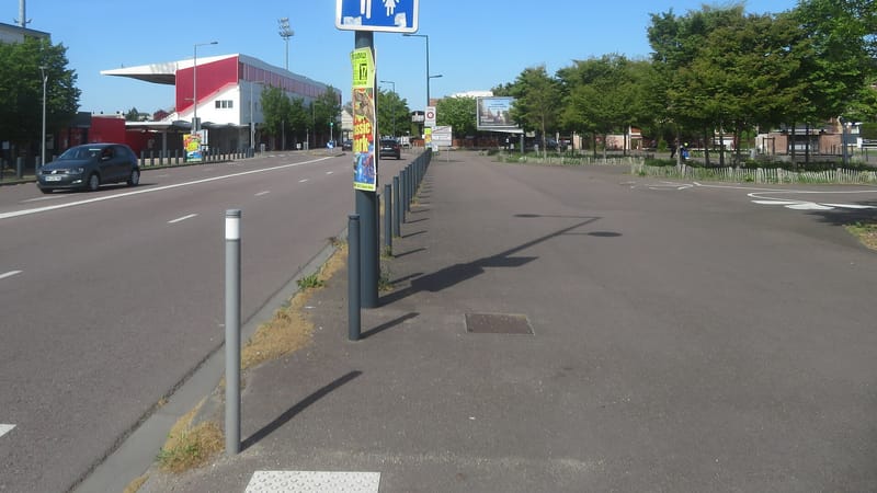 Saint-Étienne-du-Rouvray — Interruption de la piste cyclable le long de la D 938 (espace piétons avenue des Canadiens) devant le stade à l'extrémité nord-ouest du territoire communal de Saint-Etienne-du-Rouvray et