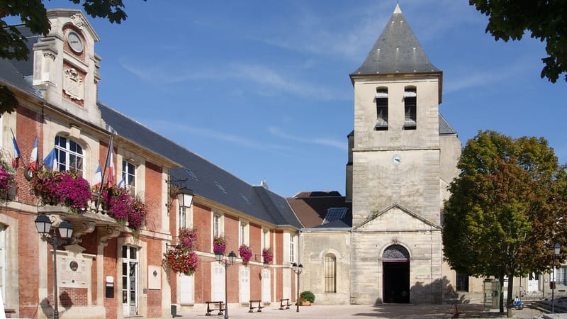 Lagny-sur-Marne — L136 - Lagny-sur-Marne - Abbatiale et Hotel de ville