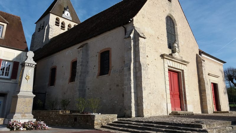 Plaisir — Plaisir - église Saint-Pierre et monument aux morts