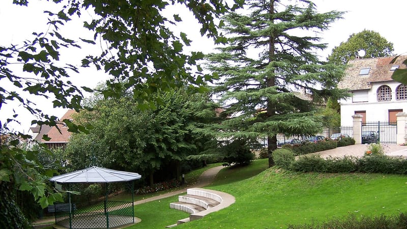 Villiers-Saint-Frédéric — Villiers-Saint-Frédéric Jardin de la mairie