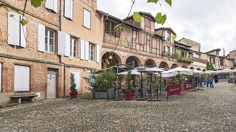 Albi — (Albi) place du cloître saint-Savy