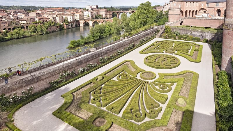 Albi — (Albi) Palais de la Berbie - Jardin ancienne place d'arme