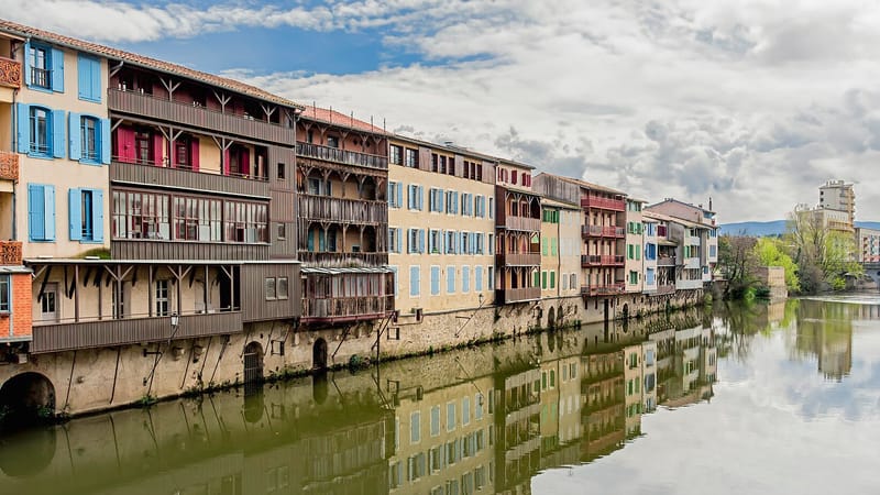 Castres — (Castres) Maisons sur l'Agoût vues du pont Neuf vers le pont Henri Sizaire