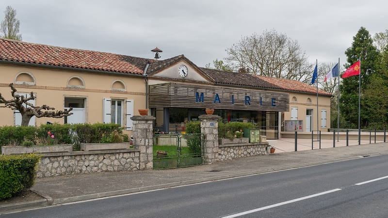 Beaumont-de-Lomagne — Town hall of Gimat (1)