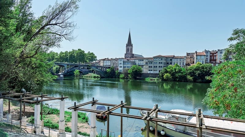 Montauban — (Montauban) Le quartier de Villebourbon et l'église de St Orens, vu du 'Quai des Mouettes'