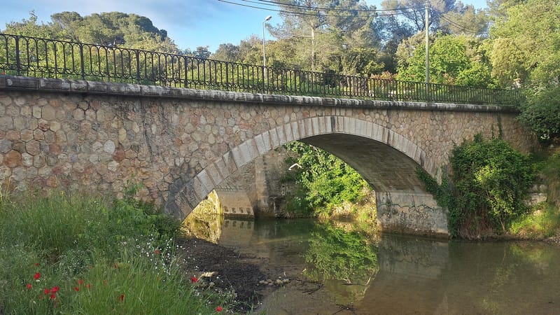 Draguignan — Ancien pont ferroviaire (ligne Central-Var) sur la Nartuby à Draguignan (lieu-dit pont d'Aups)