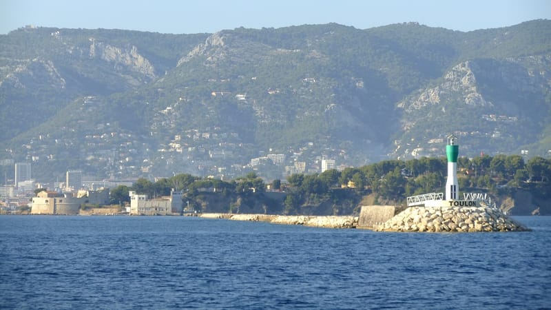 Toulon — Phare sur digue entrée du port de Toulon, France
