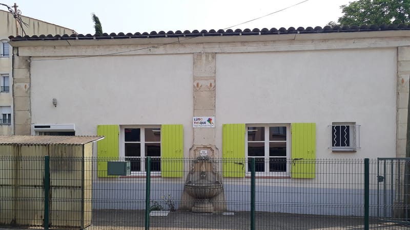 Pertuis — Facade du batiment, rue des Festons