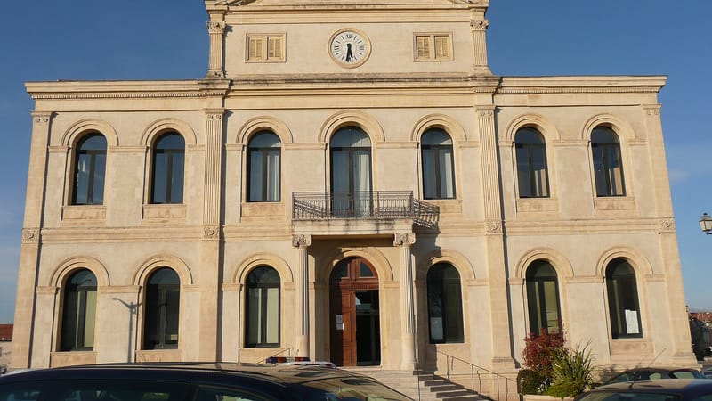 Sorgues — Ancien hôtel de ville à Sorgues
