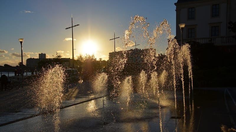 Les Sables-d'Olonne — Jets d'eau Place du Palais de Justice