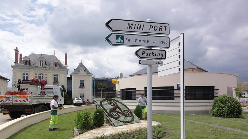 Châtellerault — Cenon-sur-Vienne, la Vienne en vélo, place de la Mairie
