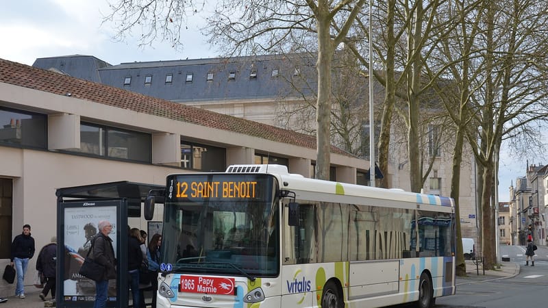 Saint-Benoît — Heuliez GX 137 n°104 Vitalis Pôle Notre-Dame