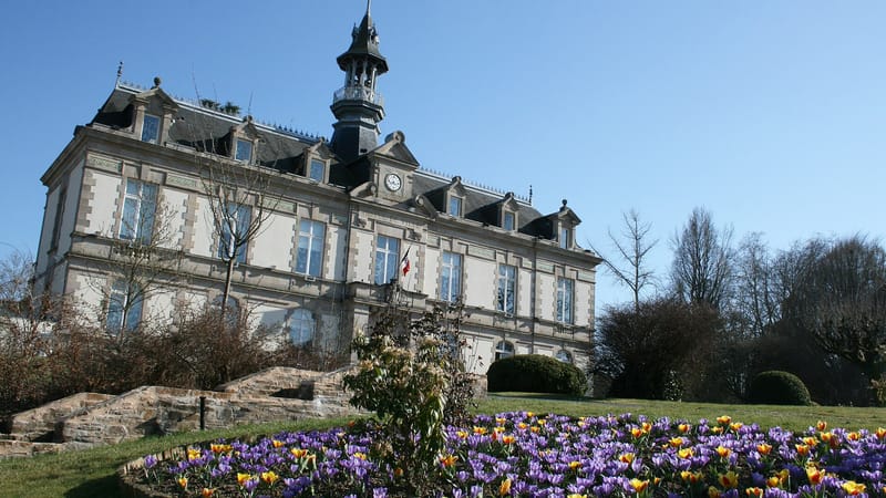 Saint-Yrieix-la-Perche — Hôtel de ville de Saint-Yrieix-la-Perche